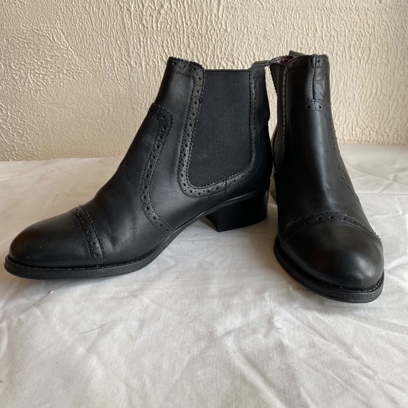Like new Tommy Hilfiger black cap toe Chelsea booties with brogue details Sz 9 - Picture 2 of 8